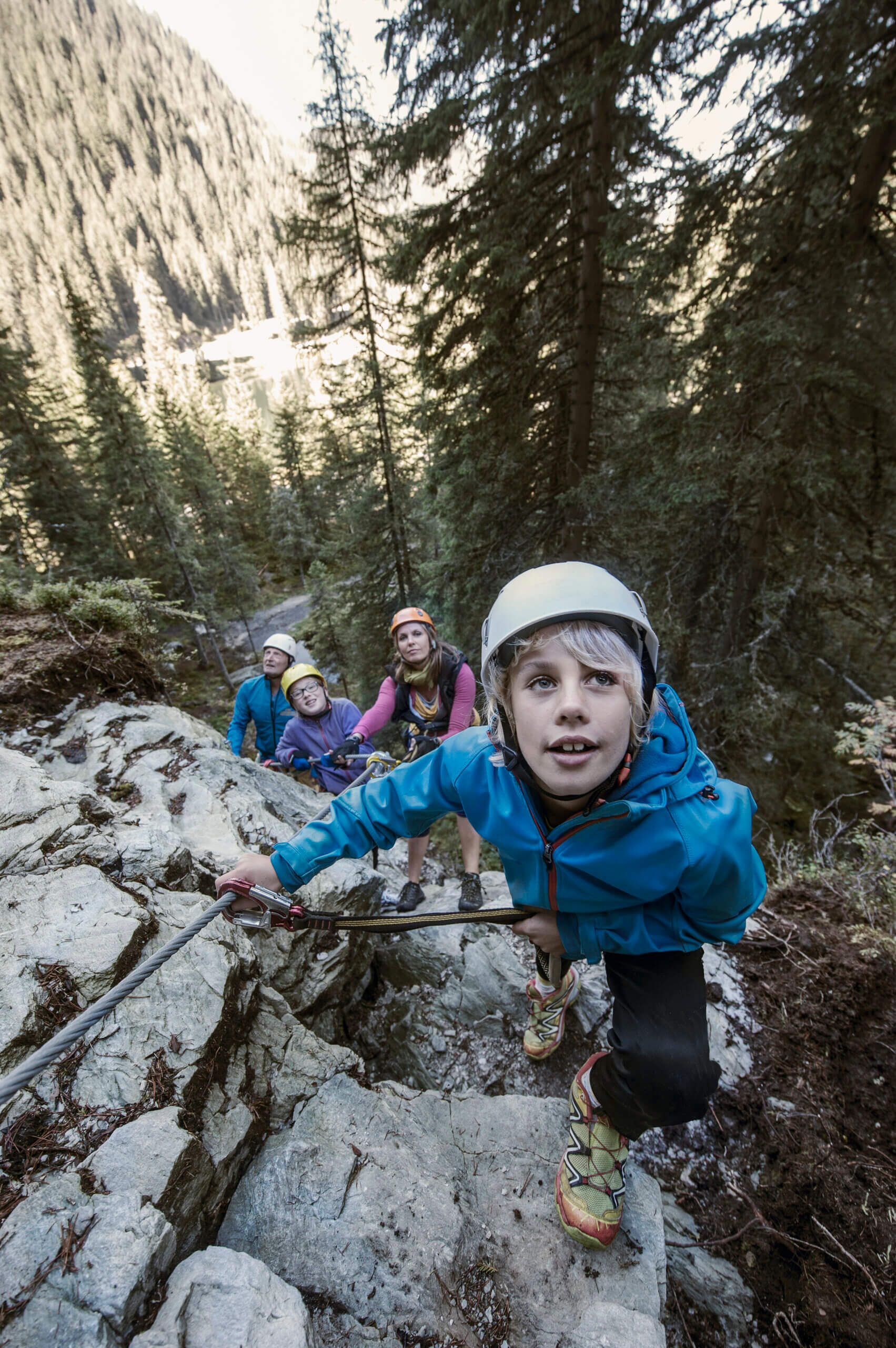 Pourquoi Faire de la Via Ferrata en Famille ? Une Activité Aventureuse et Accessible pour Tous