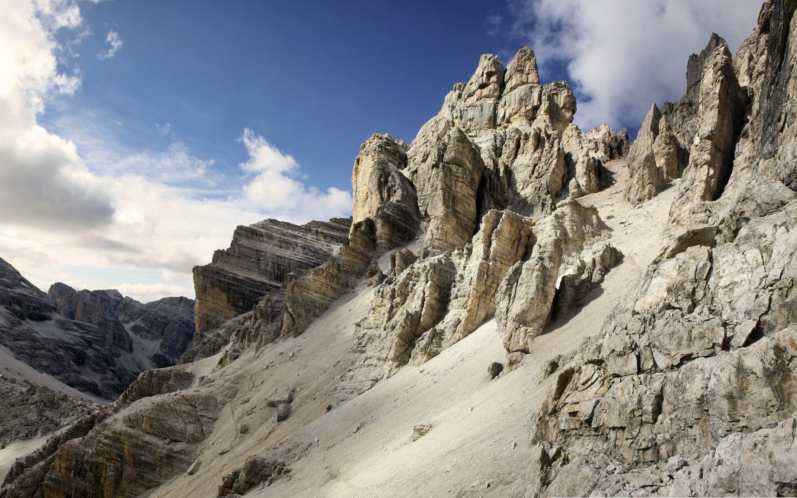 La Via Ferrata est-elle un Sport Écologique ? Impact et Bonnes Pratiques pour une Activité Respectueuse de l’Environnement