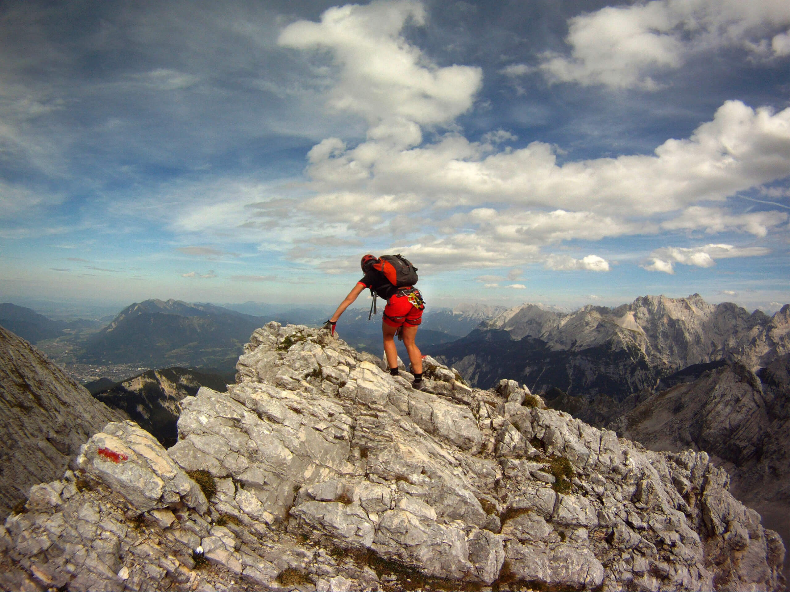 Pourquoi Faire de la Via Ferrata en Famille ? Une Activité Aventureuse et Accessible pour Tous